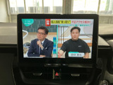 テレビ映像を画面に表示でき、停車中の待ち時間も車内で過ごしやすくなります。見やすい位置に画面が配置されており、休憩時などに映像を楽しみたい方に便利です。