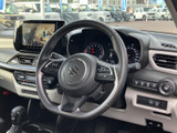 運転席まわりはメーターや画面が視線の先にまとまり、運転中も情報を確認しやすい配置です。前方の見通しも確保され、シートに腰掛けた際の落ち着きや、日々の使いやすさにも配慮されています。