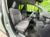 運転席まわりには十分なスペースがあり、大柄な方でもゆったり運転していただける環境です。
