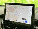 地図画面には周辺の道路や施設名が表示され、現在地周辺を把握しやすい構成です。縮尺の目安や目的地検索の表示も確認でき、初めての場所への移動をサポートしてくれます。