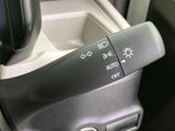 レバーには方向指示やライトに関する表示がまとめられ、必要な操作を確認しやすい構成です。AUTOの表記もあり、日常の運転で使う機能を手元で扱えます。