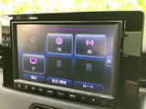 FM・AMやテレビなど、利用できる音源が画面上に並び、選択肢をひと目で確認できます。表示に沿って選びやすく、日々の移動中もお好みに合わせて使い分けられます。