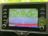 後方の様子をモニターで確認でき、駐車や車庫入れの際に周囲を確かめる目安として活用できます。画面表示を見ながら距離感をつかみやすく、日常の駐車をサポートする装備です。