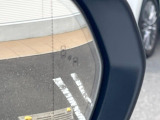 【ブラインドスポットモニター】走行中、ドアミラーの死角になりやすい箇所に後続車が接近するとサイドミラーのレンズに警告を表示!ドライバーに注意喚起をしてくれます。