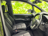 前席まわりは座席とステアリングの位置関係が分かりやすく、落ち着いて運転に臨める空間です。窓からの視界も広く、乗り込む方にとっても開放感のある室内となっています。