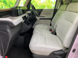 ゆったりとした前席は、明るいシートカラーで車内を爽やかに演出します。運転席から前方を見渡しやすく、助手席側にも開放感があり、毎日の移動を心地よく支えます。