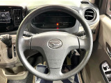 インテリアに合わせたデザインのステアリングは、運転される方のことも考え、運転しやすい形状、大きさです。是非一度、実際に触ってお確かめください。