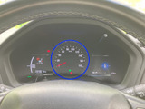 中央の速度計をはじめ、左右にも車両情報を表示するメーター配置です。表示が運転席前方にまとまり、走行前や停車時に必要な情報を確認しやすい、実用性を考えたレイアウトです。