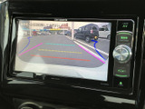 後方の様子を画面で確認でき、駐車時の周囲確認をサポートします。目安となるガイド表示もあり、車庫入れや狭い場所での後退時に便利な装備です。