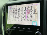 停車中に映像を楽しめるモニターを装備しています。画面に情報が表示され、車内で過ごす時間に活用できる装備です。映像視聴時も見やすい位置にあります。