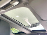 【ガラスルーフ】ガラスルーフ搭載で車内の解放感が一気にアップ!開放的なドライブをお楽しみいただけます。