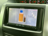 テレビ画面を備えており、停車中の休憩時間などに映像を視聴できます。表示内容を確認しながら過ごせるため、車内で待つ時間にも便利な装備です。お出かけ先での待ち時間など、停車時に活用いただけます。