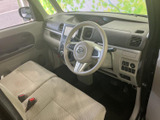 明るい色合いのシートと、見渡しやすい運転席まわりが落ち着いた空間を演出します。前方や左右の窓から周囲を確認しやすく、乗り降りの際も車内の様子を把握しやすいレイアウトです。