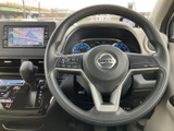 ステアリングには手元で扱えるスイッチが備わり、運転姿勢を保ちながら各種操作を行えます。メーターやナビも見渡せる運転席まわりで、日常の移動をサポートする使い勝手のよい装備です。