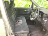 前席は視界が広く、運転席まわりから助手席まで見渡しやすい空間です。シートやフロアは落ち着いた色合いで、毎日の乗り降りにもなじみます。