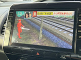 テレビ映像を表示できる画面を備えており、停車中の待ち時間などに番組を視聴できます。画面上で映像や情報を確認できるため、休憩時間を過ごす際にも便利にお使いいただけます。