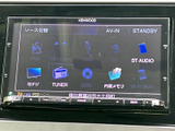 地デジやラジオ、ディスク、USBなど、選べる音源が画面上に並びます。使いたい項目を表示から選びやすく、日々の移動時間に合わせて音楽やラジオを楽しめる便利なオーディオです。