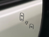 【ブラインドスポットモニター】走行中、ドアミラーの死角になりやすい箇所に後続車が接近するとサイドミラー付近に警告を表示、ドライバーに注意喚起をしてくれます。