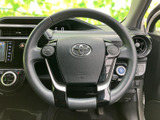 手元にスイッチを備え、運転姿勢を保ちながら各種操作にアクセスしやすい仕様です。握りやすい形状と見通しのよい配置で、毎日の運転を支えます。