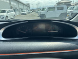 速度計や各種表示が運転席正面にまとまり、必要な情報をひと目で確認しやすい配置です。前方から視線を大きく外さずに確認でき、日々の運転を支える見やすいメーターパネルです。