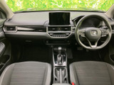 前席まわりは運転席から前方を見渡しやすく、左右の席も自然な姿勢で座れる配置です。シートや足元はすっきりまとまり、日常の移動でも過ごしやすい室内空間です。