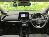 運転席から助手席まで見渡しやすいレイアウトで、前方の視界もすっきり確保されています。画面やメーターが中央から運転席側にまとまり、落ち着いた色合いの室内で過ごしやすい空間です。