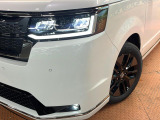 【LEDヘッドライト】悪天候や夜間走行時も良好な視界を確保し安心して運転できる高輝度LEDヘッドライトを装備!点灯速度が早く、消費電力も抑えられています。