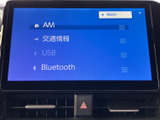 AMラジオや交通情報、USB、Bluetoothなど、画面から音源を選べます。表示がすっきり整理されていて、目的の項目を見つけやすい構成です。普段使いにも取り入れやすい装備です。