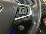 ステアリング右側には方向キーや表示切替のスイッチが配置され、運転席から手元で情報を確認しやすい構成です。下側にも複数のボタンが備わり、必要な操作にアクセスしやすく、日常の運転をサポートします。