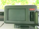 中央に大きな画面を備え、周囲のスイッチや吹き出し口も手の届きやすい位置に配置されています。運転席から見渡しやすく、日々の運転時にも扱いやすいレイアウトです。
