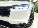 【LEDヘッドライト】悪天候や夜間走行時も良好な視界を確保し安心して運転できる高輝度LEDヘッドライトを装備!点灯速度が早く、消費電力も抑えられています。