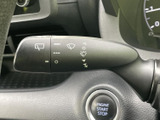 レバー上にワイパーに関する表示がまとめられ、運転席から位置を確認しやすい配置です。雨天時など視界確保が気になる場面でも、表示を目安に必要な操作を選びやすく便利です。