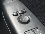 【電動格納ミラー】運転席のスイッチで、ドアミラーの開閉や角度の調整ができます。