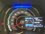 速度や燃料残量などの運転に必要な情報をひと目で確認でき、表示部には時刻や航続可能距離も表示されています。走行中も必要な情報を把握しやすい配置です。