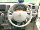 インテリアに合わせたデザインのステアリングは、運転される方のことも考え、運転しやすい形状、大きさです。是非一度、実際に触ってお確かめください。