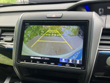 後方の様子をモニターで確認しながら駐車でき、画面上の目安線も位置合わせに役立ちます。周囲を確認しやすく、駐車時の不安を軽減したい方にうれしい装備です。