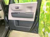 明るい色合いと落ち着いた濃色を組み合わせたドアまわりで、車内がすっきりとした印象です。手元のスイッチ類や収納も見渡しやすく、乗り降りの際に使いやすい構成です。