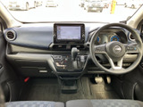 前方には運転席まわりが広がり、メーターや画面の位置関係を確認しやすい室内です。フロントウインドウから外の様子も見渡せて、運転席からの視界が確保されています。