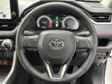 手元に複数のスイッチがまとまり、運転姿勢を保ちながら各種機能にアクセスしやすい構成です。メーターや画面を見ながら操作でき、日々の運転をサポートします。