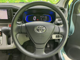 手元で運転姿勢を保ちながら扱いやすい形状で、スポーク部分にはスイッチを備えています。メーターや周辺の装備も視界に収まり、毎日の運転をスムーズに支えます。