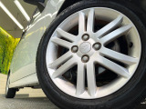 【純正15インチアルミホイール】外観にマッチした純正アルミホイールを装着しております。各種社外アルミホイールや、スタッドレスタイヤも取扱いしております。是非ご相談ください♪