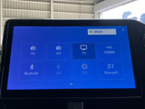 FM・AMのほか、BluetoothやUSBなど複数の音源メニューが並びます。使いたい項目を画面から選べる構成で、普段お聴きの音楽やラジオに合わせて切り替えやすく、日常の移動を楽しめます。