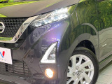 【LEDヘッドライト】悪天候や夜間走行時も良好な視界を確保し安心して運転できる高輝度LEDヘッドライトを装備!点灯速度が早く、消費電力も抑えられています。