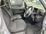 前席は視界が広く、運転席から前方や周囲を見渡しやすいレイアウトです。シートは落ち着いた色柄で、足元にもゆとりがあり、乗り降りのしやすさにも配慮されています。
