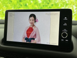 テレビ映像を表示できる画面を備えており、停車中の待ち時間に番組を視聴して過ごせます。画面を通じて映像を楽しめるため、休憩時など車内で過ごす時間にも活用できます。