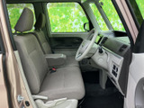 運転席まわりは視界が広く、前方や左右の状況を確認しやすいレイアウトです。座面と背もたれには落ち着いた色合いの生地を採用し、ゆったり過ごせる空間に仕上がっています。