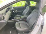 前席まわりは運転席と助手席が見渡しやすく、乗り込んだ際に落ち着いて過ごせる空間です。シートには身体に沿う形状が採用され、日常の移動も快適にお使いいただけます。