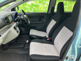 黒と明るい色を組み合わせた前席は、運転席と助手席で統一感のある室内を演出します。窓から周囲の様子を確認しやすく、乗り降りの際も使いやすい開口部が確保されています。