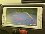 後方の映像に目安となるガイド線が重なり、駐車時に車両周辺を確認しやすい画面です。画面上の案内も見ながら、落ち着いて駐車操作を行えます。