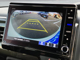 後方の様子を画面で確かめながら駐車でき、表示されたガイドラインも位置合わせの目安になります。車庫入れや駐車時の安全確認をサポートする便利な装備です。